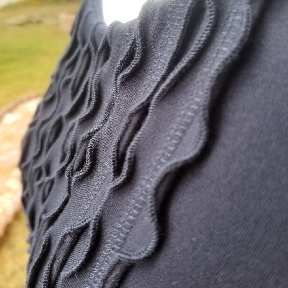 Simple minimal ruffled blouse - Picture 2 of 5